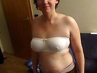 Shapely mature momma is giving blowjob