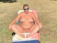 Blondie old granny is masturbating