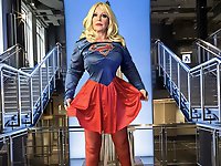 Older tart is posing nude for cash