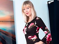 Whore is spreading lips